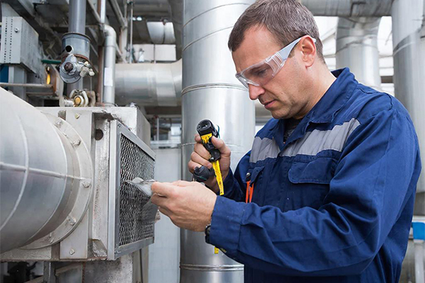 Осмотр вентиляции с помощью специальной камеры